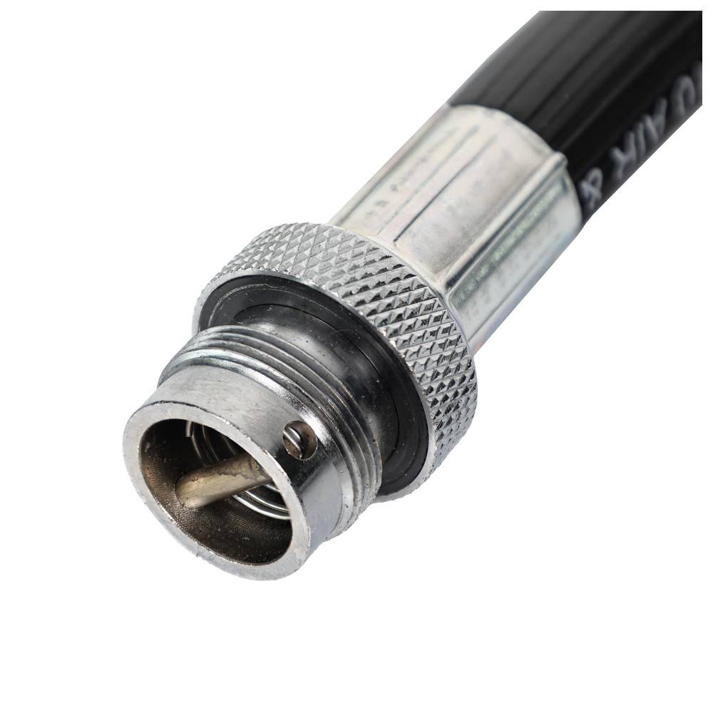 Eine Nahaufnahme eines Koaxialkabels mit einem silbernen Anschluss, der ein schraubenförmiges Gewinde aufweist und einen zentralen Pin zur Signalübertragung besitzt.