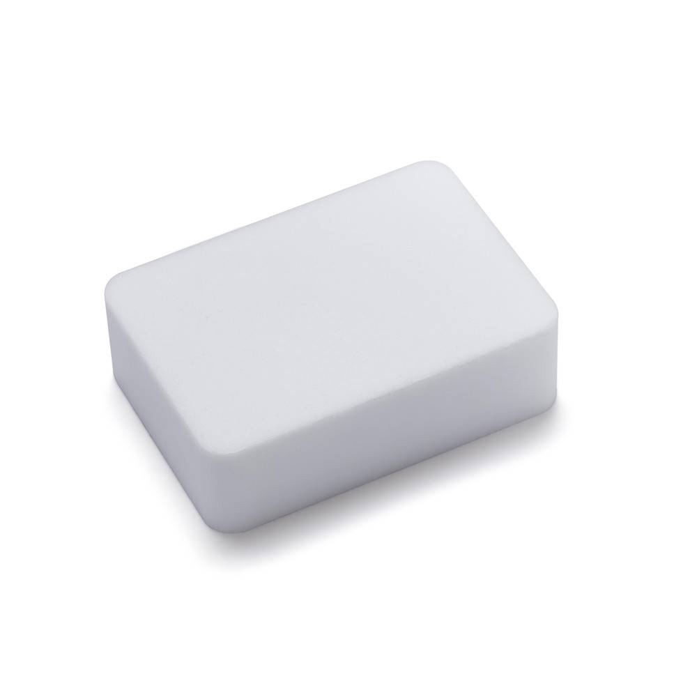 Ein rechteckiger weißer Radiergummi vor einem einfarbigen Hintergrund, der üblicherweise zum Korrigieren von Bleistiftmarkierungen verwendet wird.