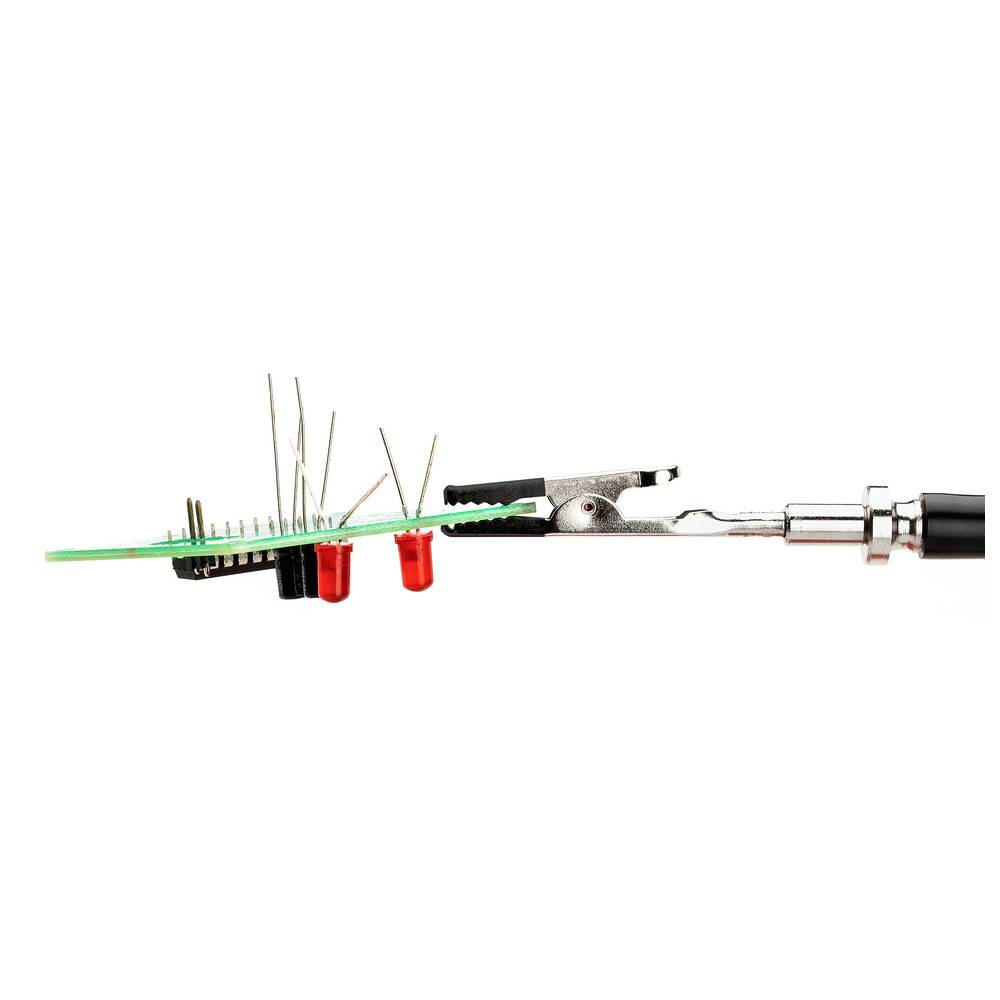 Eine Lötstation mit Werkzeugen und einer Leiterplatte, die Löttipps, Schrauben und Klammern vor einem weißen Hintergrund zeigt.