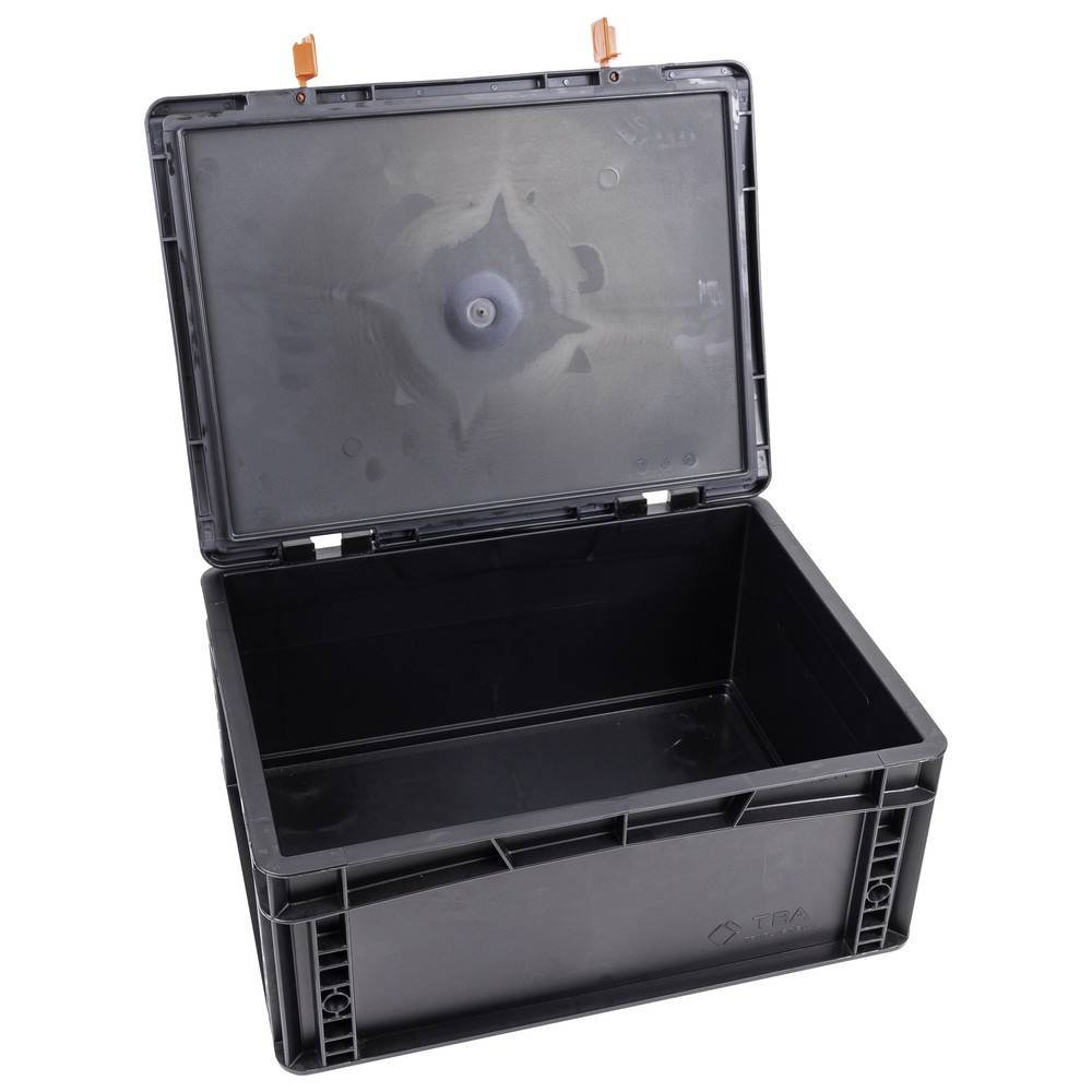 Eine offene schwarze Aufbewahrungsbox mit Deckel, die ein leeres Inneres zeigt. Die Box ist aus robustem Kunststoff und eignet sich für Aufbewahrungszwecke.