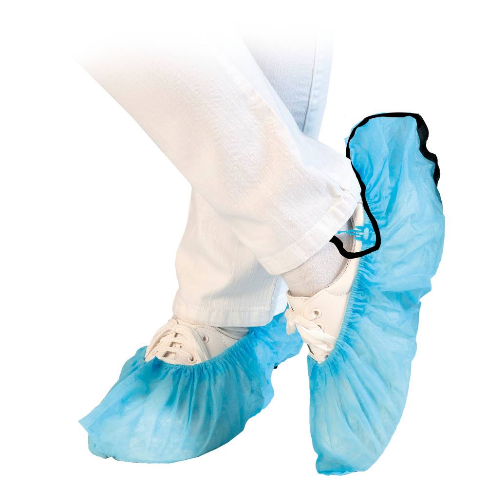 „Eine Person, die weiße Hosen und Schuhe mit blauen Einweg-Überschuhen trägt, steht vor einem weißen Hintergrund.