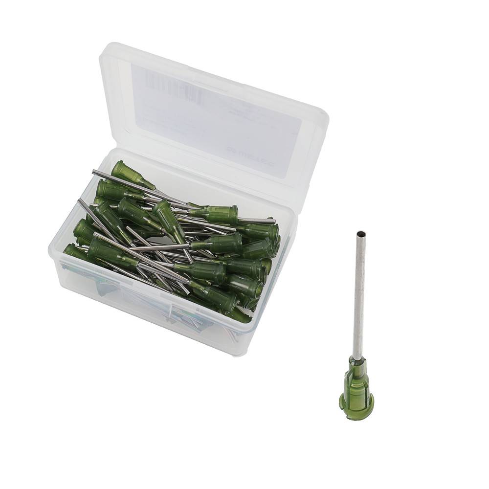 Eine Schachtel mit grünen Plastik-Dispensiernadeln ist geöffnet und zeigt mehrere Nadeln im Inneren. Eine Nadel ist außerhalb der Schachtel positioniert.