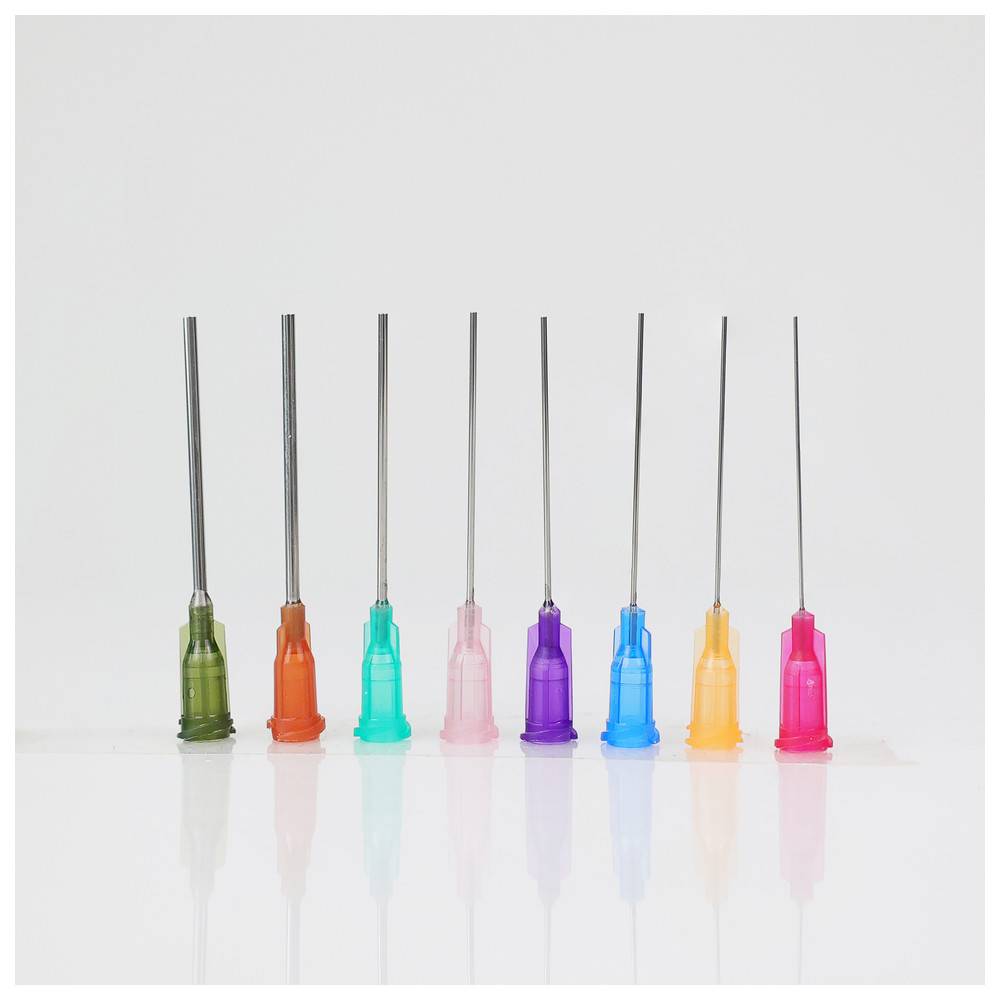 Bild von acht farbenfrohen Spritznadeln, die vertikal ausgerichtet sind, jede mit einer anderen farbigen Kunststoffbasis, vor einem einfarbigen weißen Hintergrund.