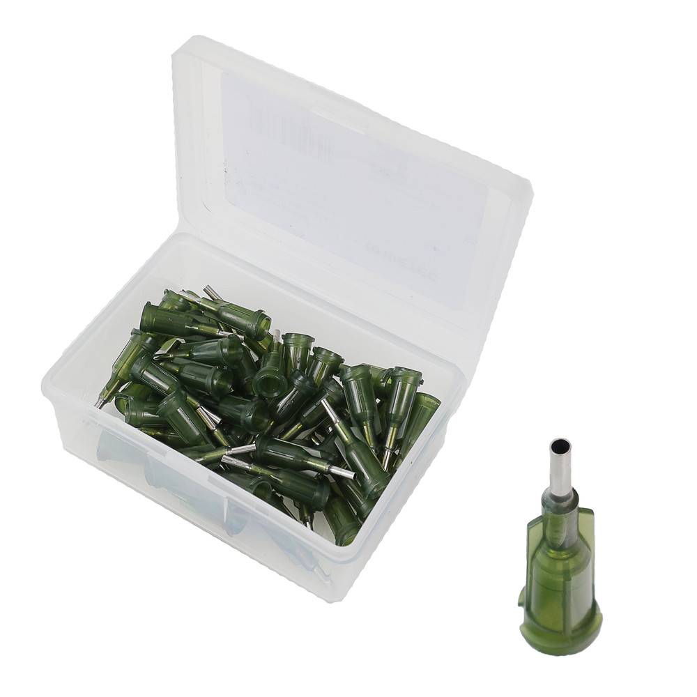 Eine durchsichtige Box enthält mehrere grüne Schrauberbit-Einsätze. Ein Bit steht aufrecht außerhalb der Box und zeigt seine Metallspitze.