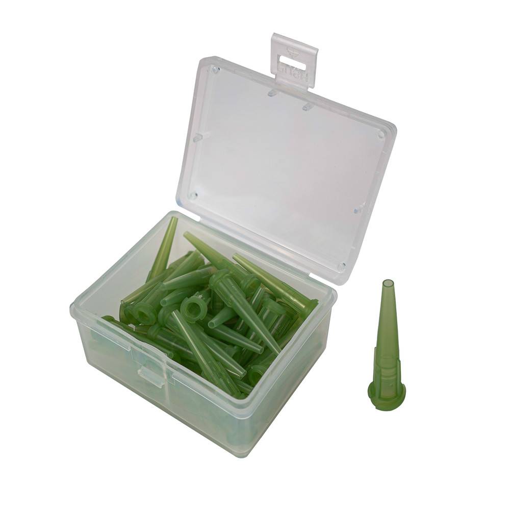 Eine transparente Plastikbox enthält zahlreiche grüne Pipettenspitzen, wobei eine Pipettenspitze neben der Box aufrecht steht.