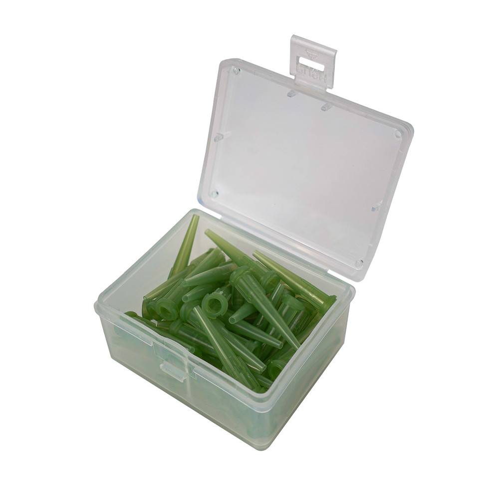 Eine transparente Plastikbox, gefüllt mit mehreren grünen Pipettenspitzen, von oben betrachtet. Der Deckel der Box ist geöffnet.