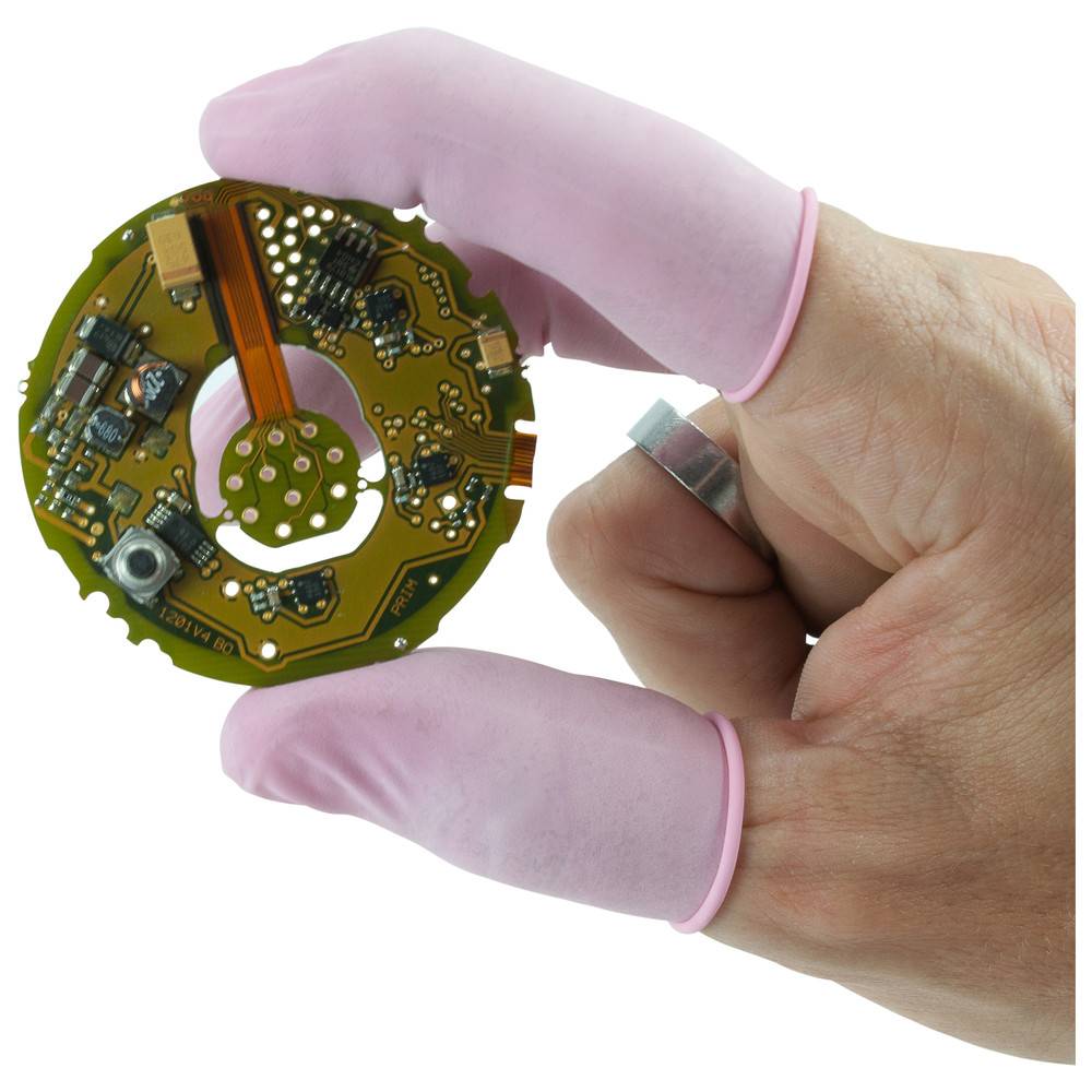 Eine behandschuhte Hand hält eine kreisförmige elektronische Leiterplatte und zeigt deren detaillierte Komponenten und Verbindungen.