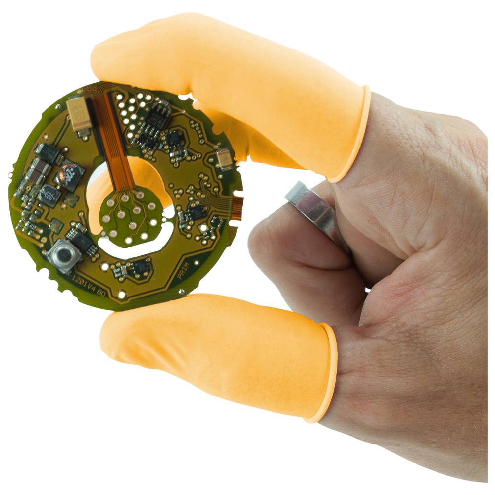 Eine Hand mit orangefarbenen Handschuhen hält eine kreisförmige elektronische Leiterplatte und zeigt deren komplexe Komponenten und Leiterbahnen.