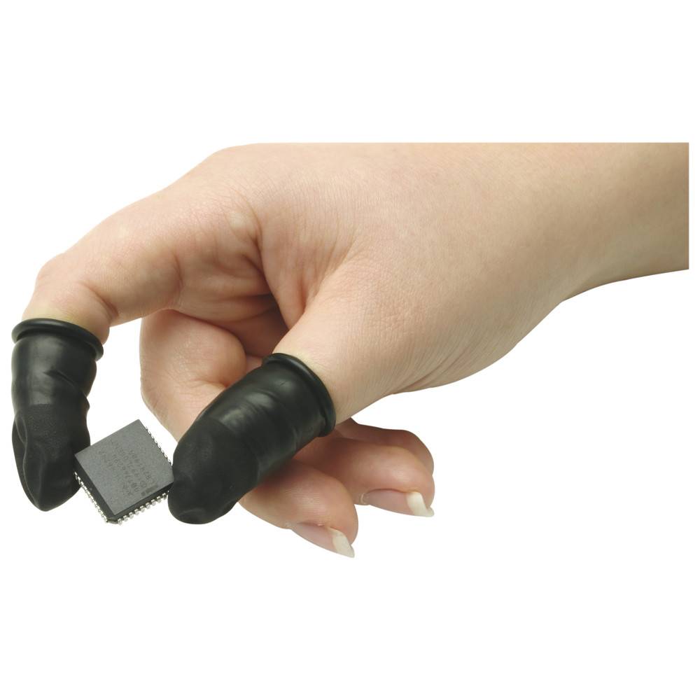 Eine Hand mit schwarzen Fingerspitzenschützern hält einen kleinen Mikrochip zwischen Daumen und Zeigefinger, wobei die zarte Größe des Chips hervorgehoben wird.