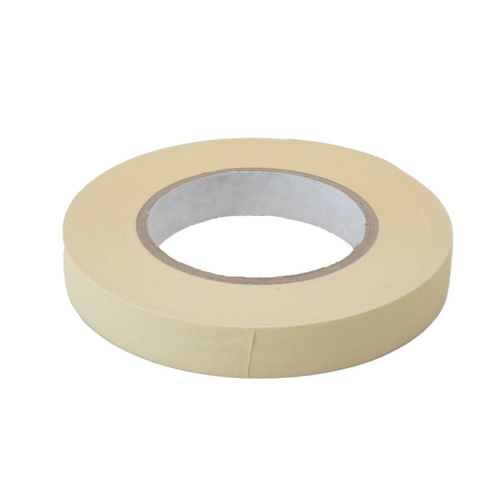 Eine Rolle beiges Abdeckband auf einem weißen Hintergrund, von einem leichten Seitenwinkel gezeigt, um ihre Dicke und den inneren Pappring zu präsentieren.