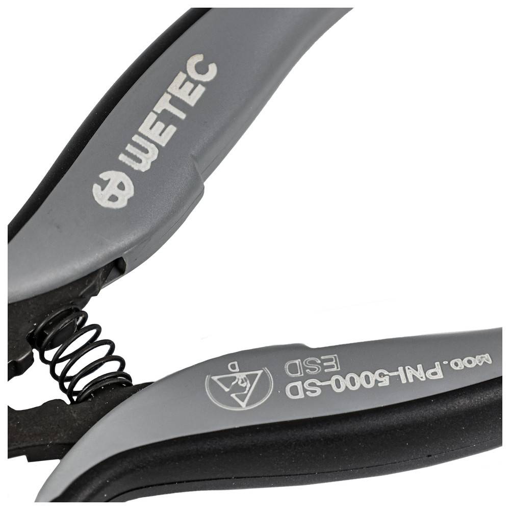 Eine Nahaufnahme des grauen Griffes eines Werkzeugs mit der Aufschrift 