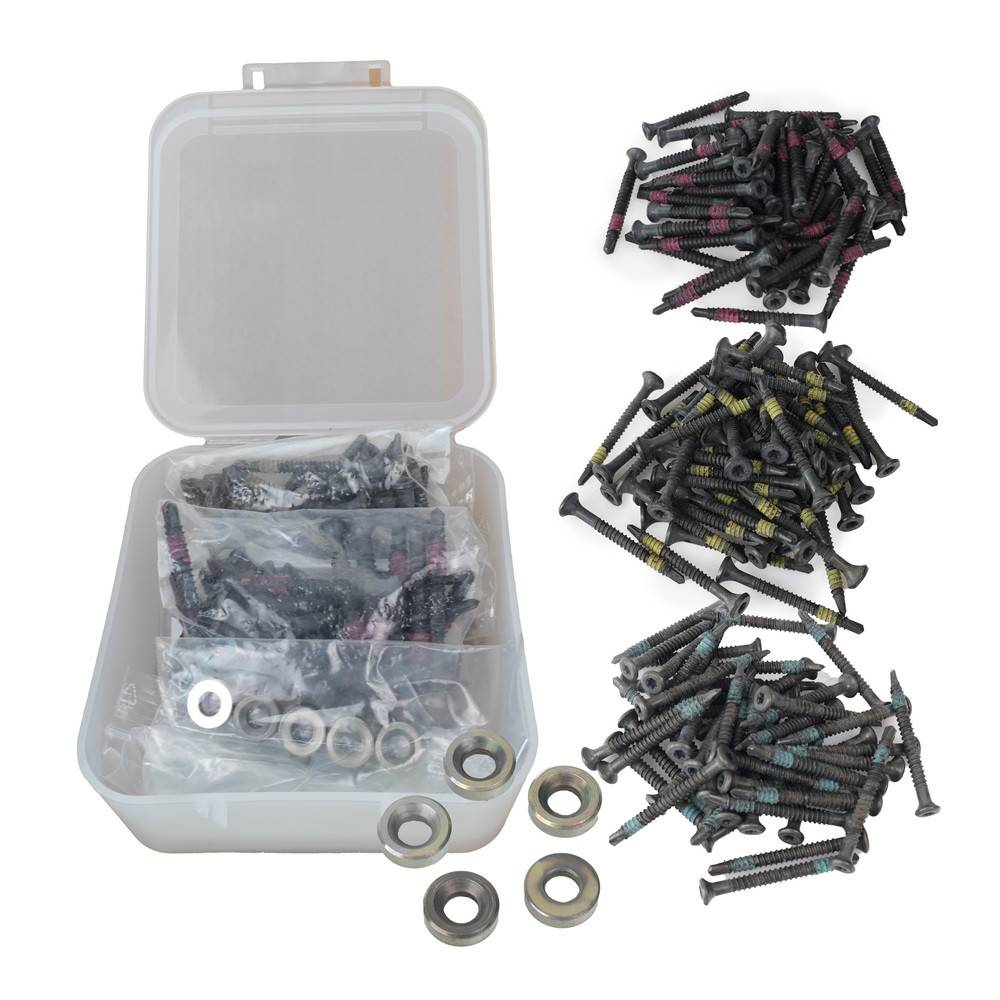 Ein Set mit verschiedenen Schrauben in Plastiktüten, neben sortierten Haufen von Schrauben und Unterlegscheiben angeordnet, was Organisationsfähigkeit zeigt.