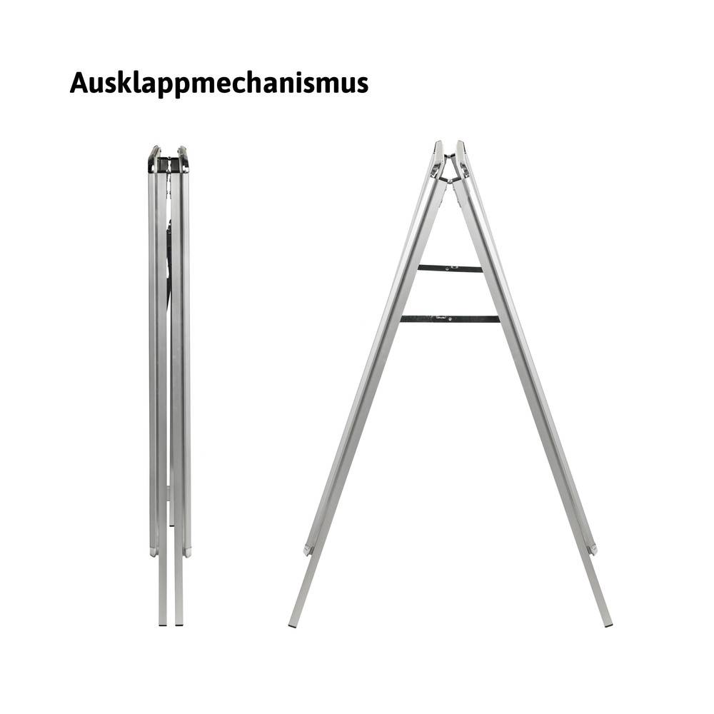 Zwei Bilder nebeneinander zeigen eine Metallstaffelei in zusammengeklapptem und ausgeklapptem Zustand und veranschaulichen den Ausklappmechanismus.