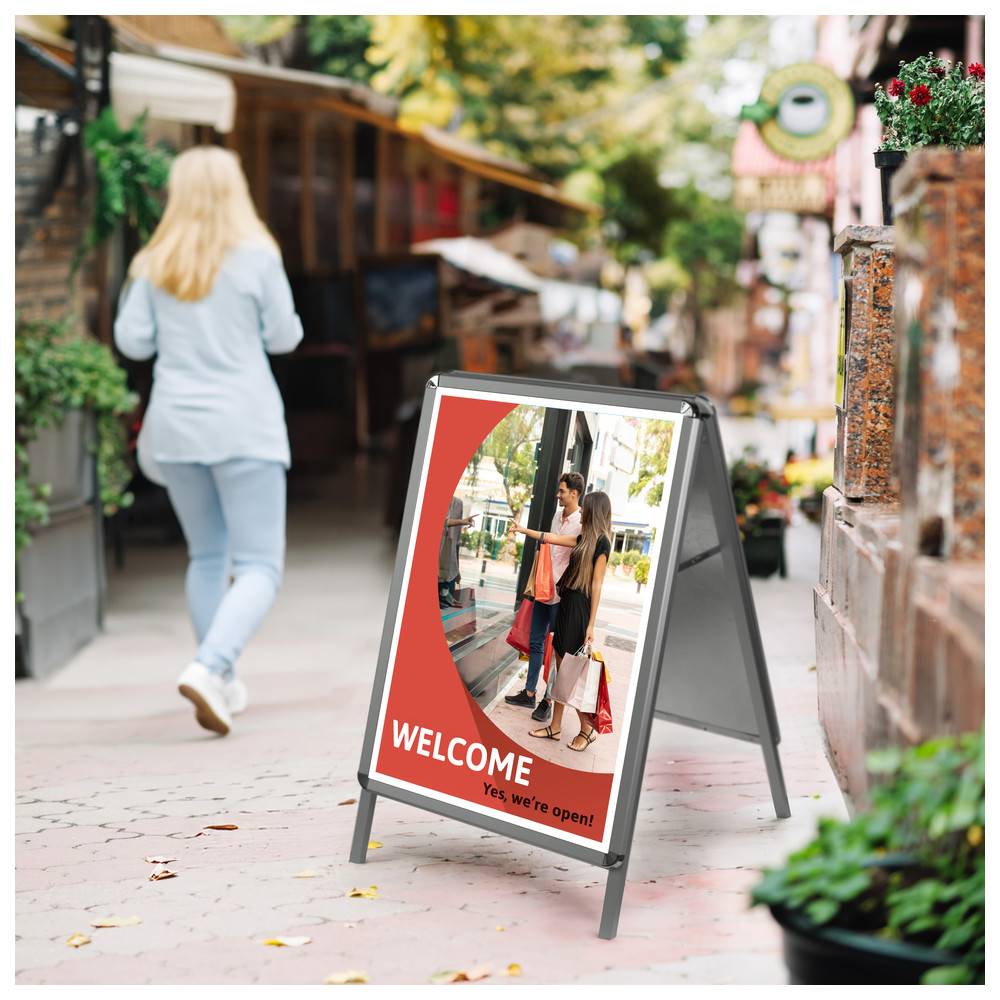 Ein Bürgersteigschild liest sich 