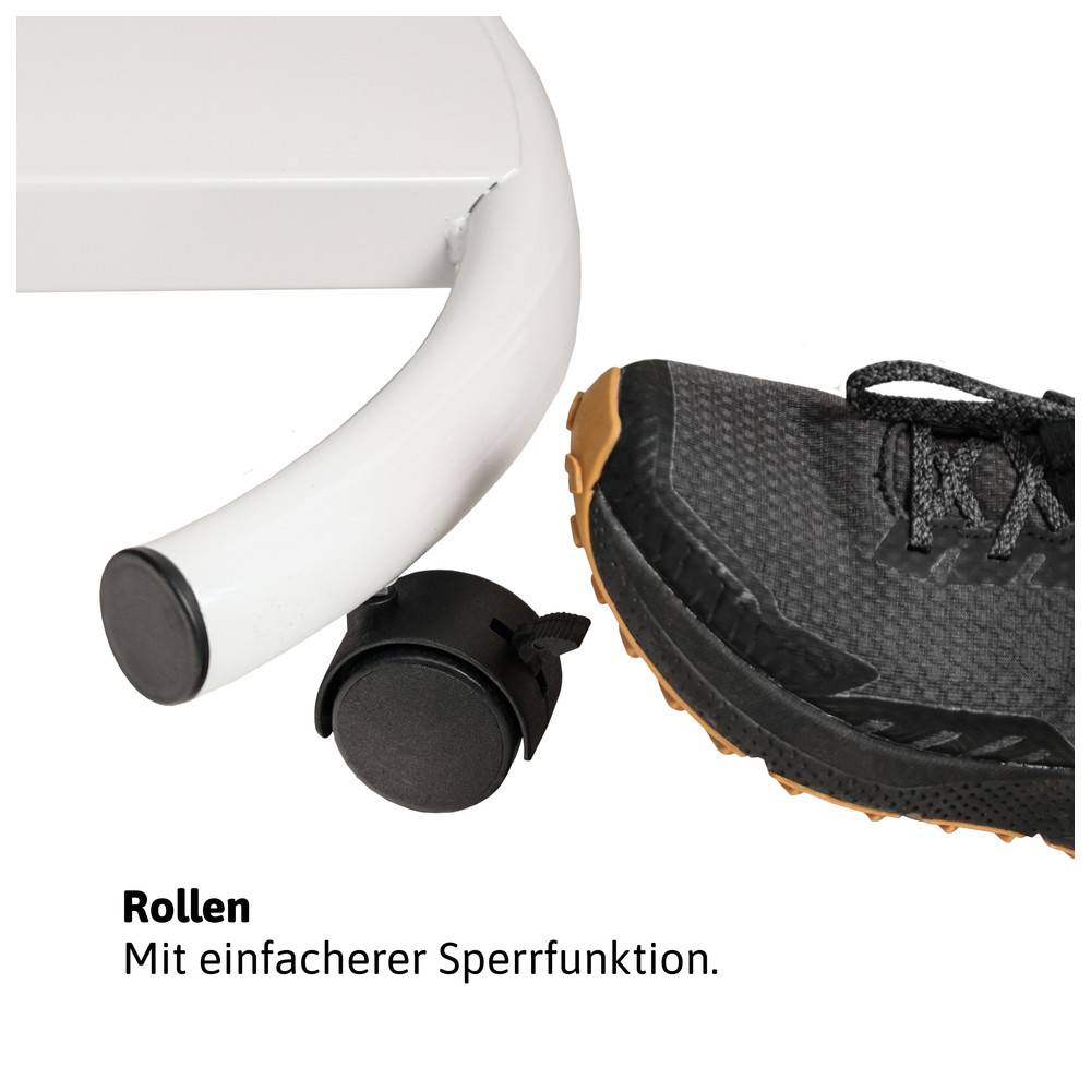 Ein Rad mit Sperrfunktion ist an einem weißen Rahmen befestigt. Ein Schuh einer Person befindet sich neben dem Rad. Der Text lautet: 