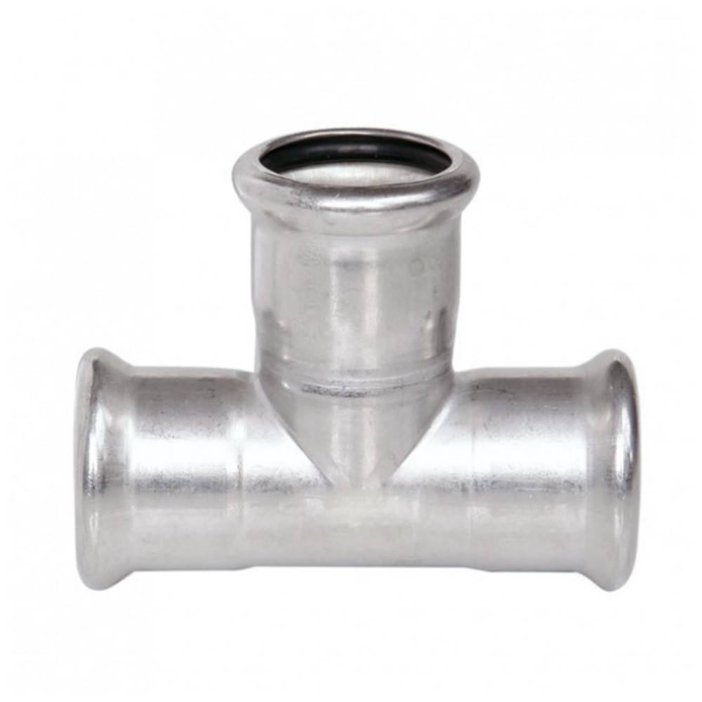 Ein silberner Metallrohrverbinder in T-Form mit zwei horizontalen Öffnungen und einer vertikalen Öffnung zum Anschluss von Sanitär- oder Rohrsystemen.