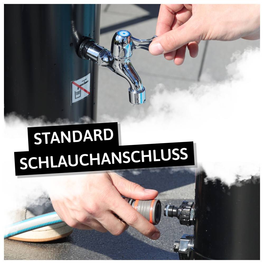 Eine Person schließt einen Schlauch an einen Standard-Außenwasserhahn mit Hebel an. Der Text 'Standard Schlauchanschluss' erscheint im Bild.