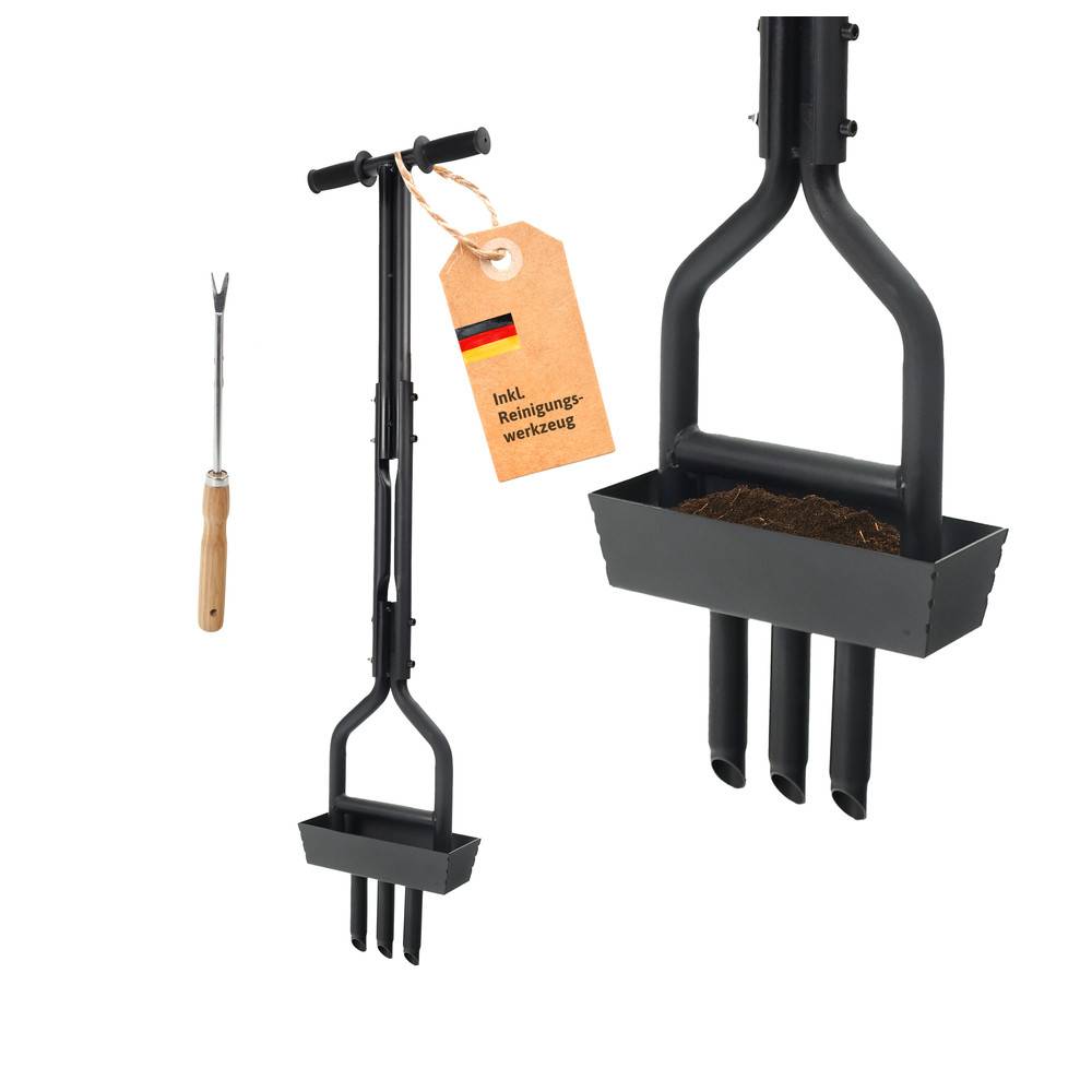 Drei Gartengeräte: ein Unkrautstecher mit einem Holzgriff, ein Bodenlochbohrer mit drei Zinken und ein Etikett, das Reinigungswerkzeuge anzeigt.