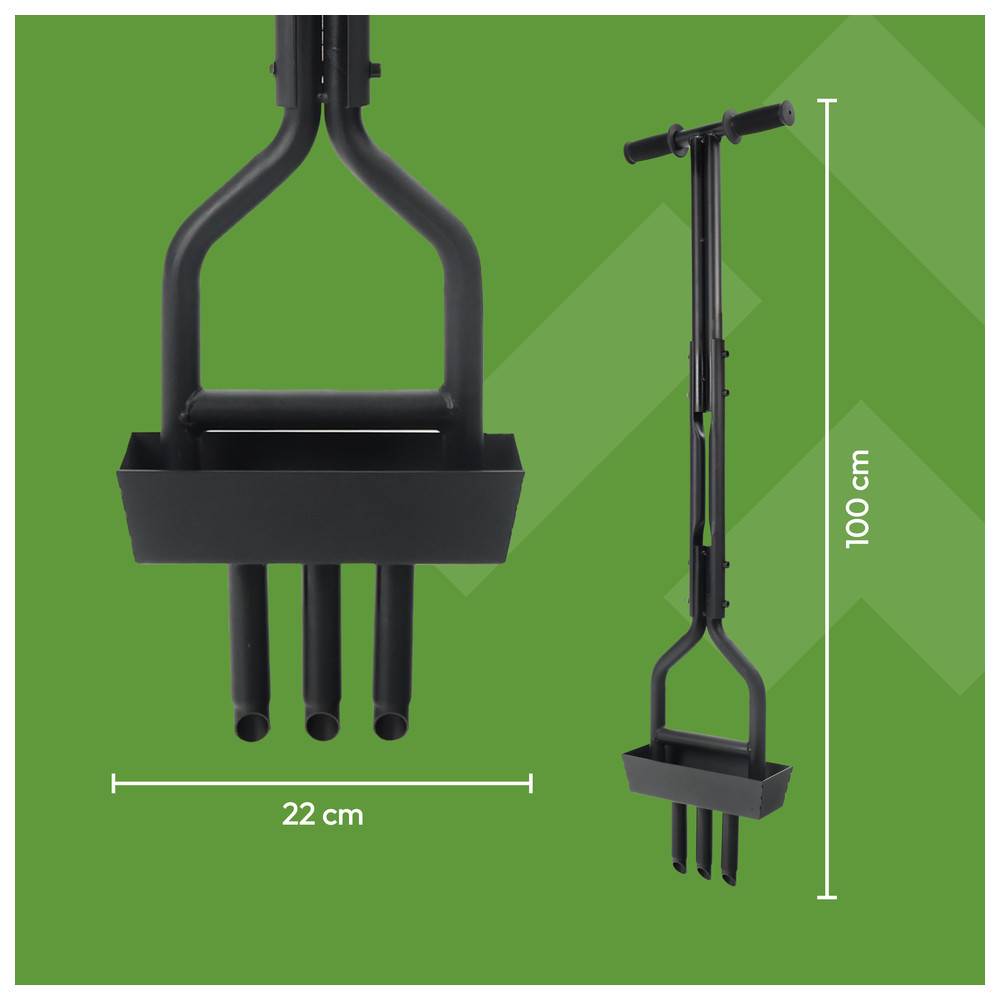 Ein schwarzes Metalltool mit drei Zinken auf grünem Hintergrund, das Abmessungen von 22 cm Breite und 100 cm Höhe aufweist, zur Bodenbelüftung.