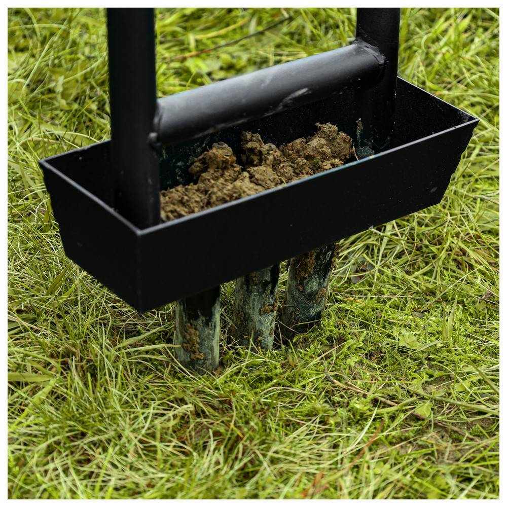 Ein manuelles Belüftungsgerät für Rasen entfernt kleine Bodenstopfen und verbessert die Rasenbelüftung.