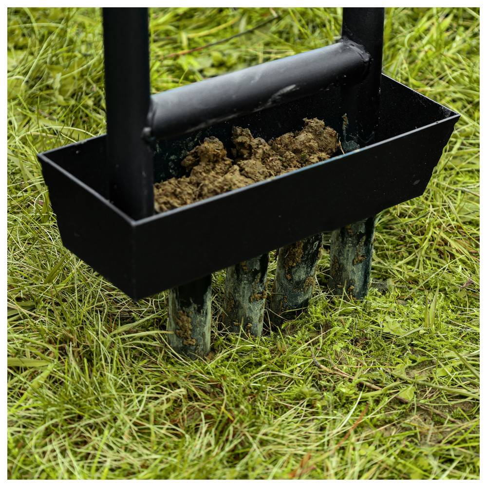 Ein manueller Belüfter mit Metallspitzen und einem Bodencontainer wird in den Rasen gedrückt und unterstreicht die Bodenbelüftung bei der Rasenpflege.