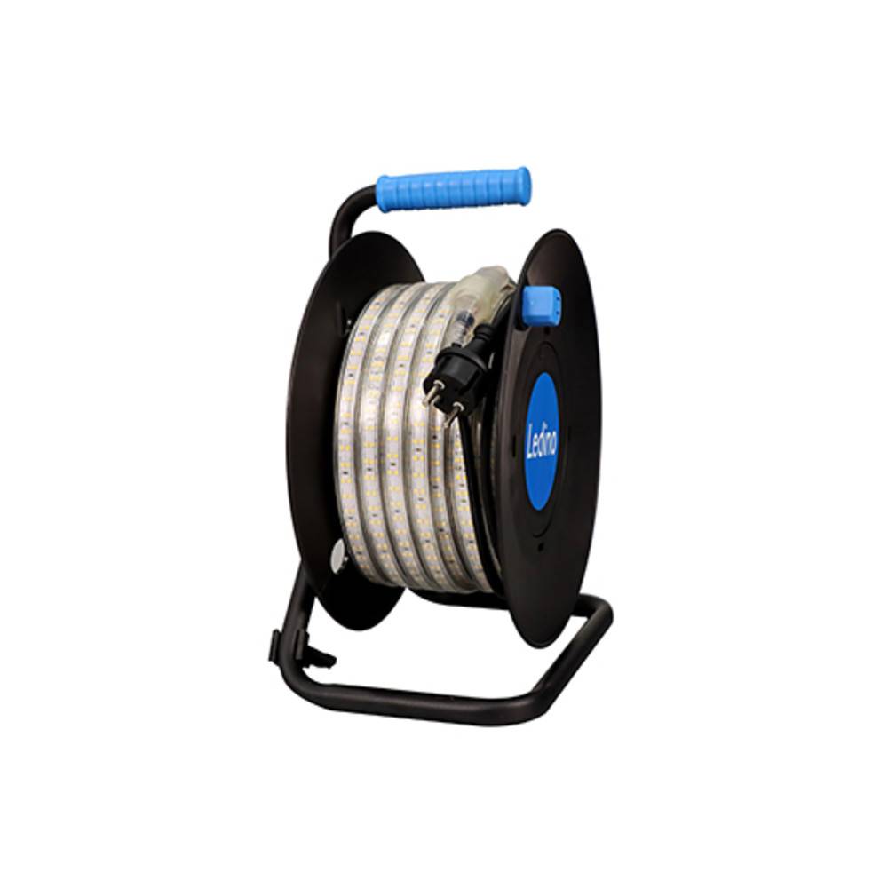 Eine tragbare Kabelrolle mit blauem Griff und 'Ledro'-Aufschrift, ausgestattet mit einem Stecker und aufgewickeltem Kabel, montiert auf einem schwarzen Metallgestell.