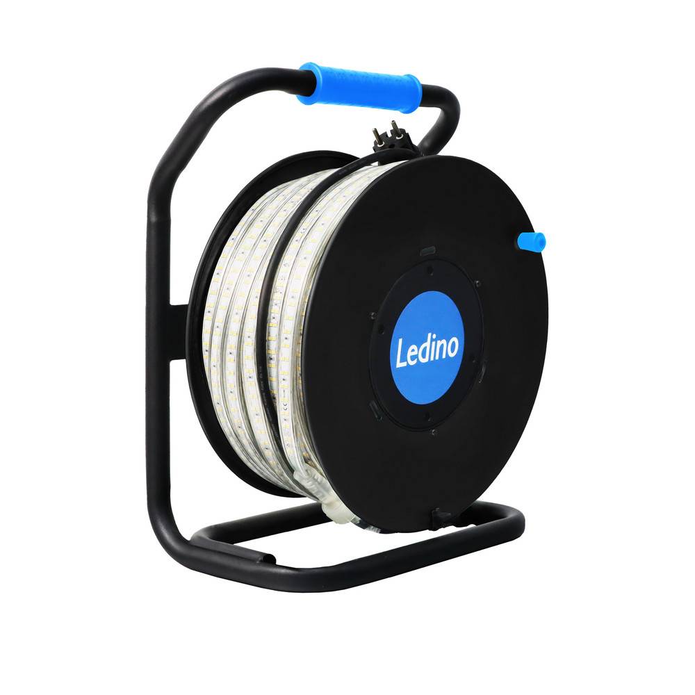 Eine aufgewickelte LED-Streifenleuchte auf einer schwarzen Spule mit der Aufschrift 