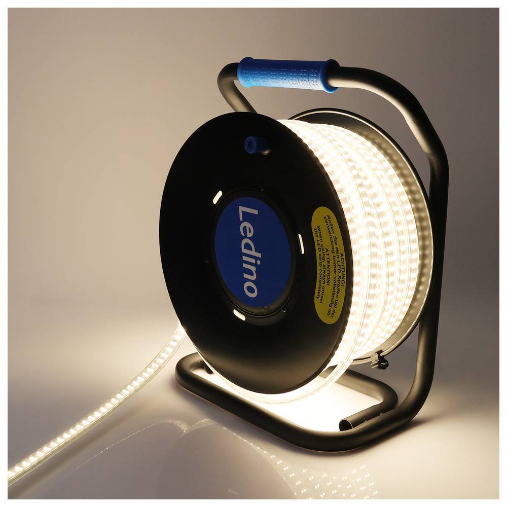 Ein aufgerolltes LED-Lichtband auf einer Spule mit der Aufschrift 