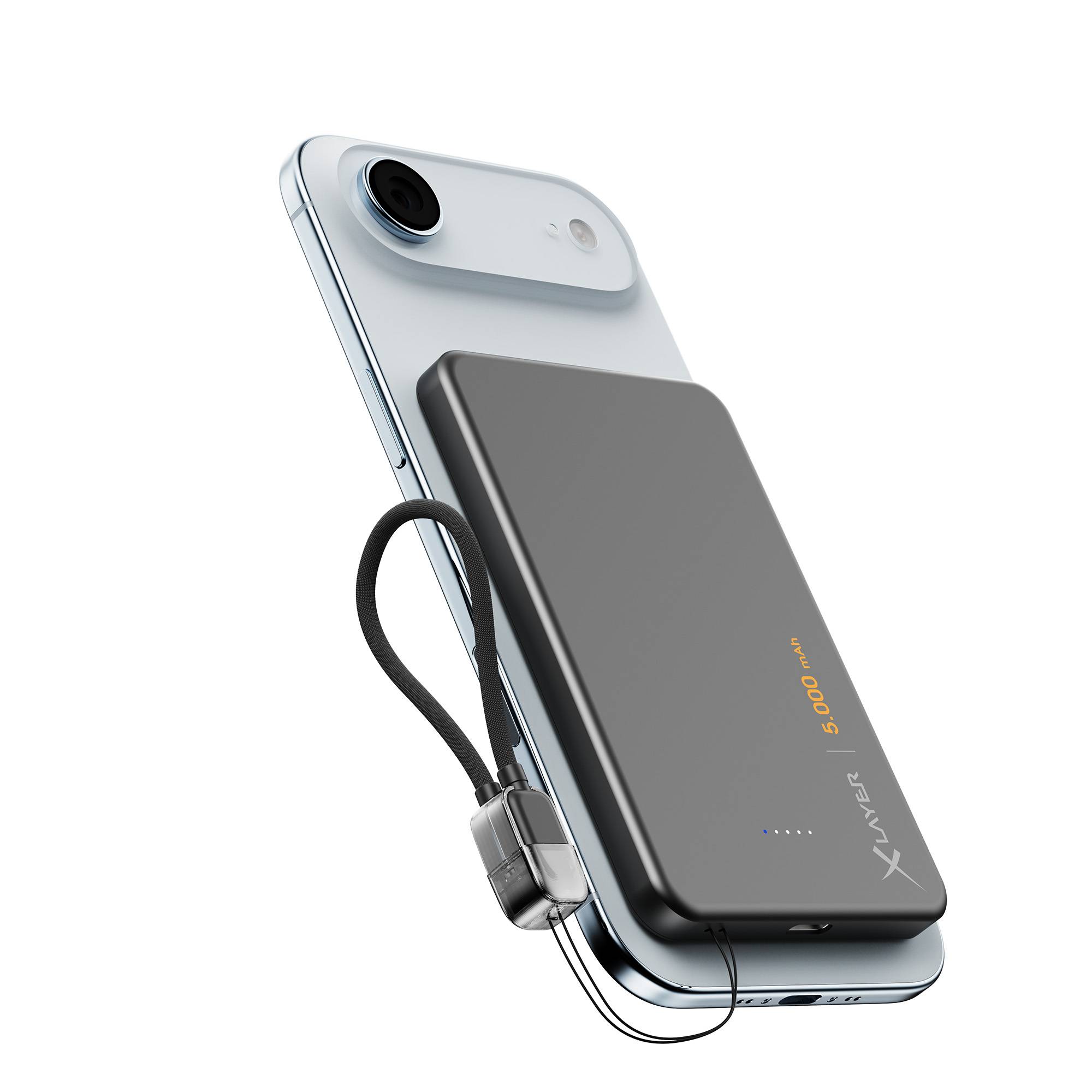 Eine Powerbank mit der Bezeichnung '5.000 mAh' und ein Smartphone mit angeschlossenem Ladekabel.