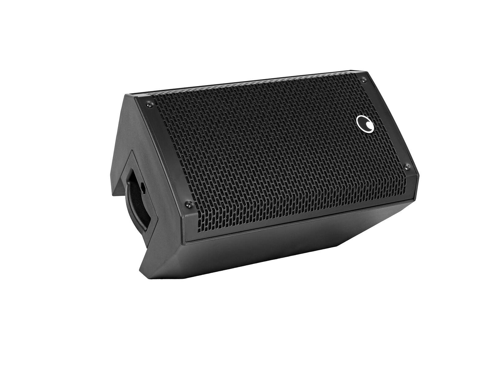 Ein schwarzer, abgewinkelter Bühnenmonitor-Lautsprecher mit gelochter Metallabdeckung und einem Griff an der Seite, der typischerweise bei Live-Auftritten verwendet wird.