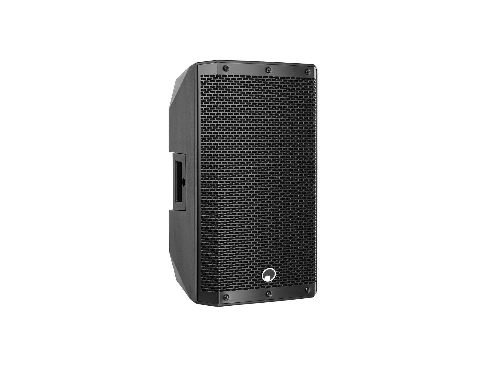 Ein schwarzer Lautsprecher mit Frontgitter, stabilem Griff und kantigem Design, vor einem weißen Hintergrund präsentiert.