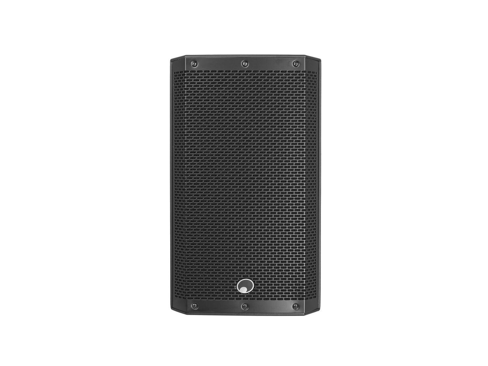 Ein schwarzer rechteckiger Lautsprecher mit Frontgitter und kleinem rundem Emblem in der Mitte unterhalb des Geräts.
