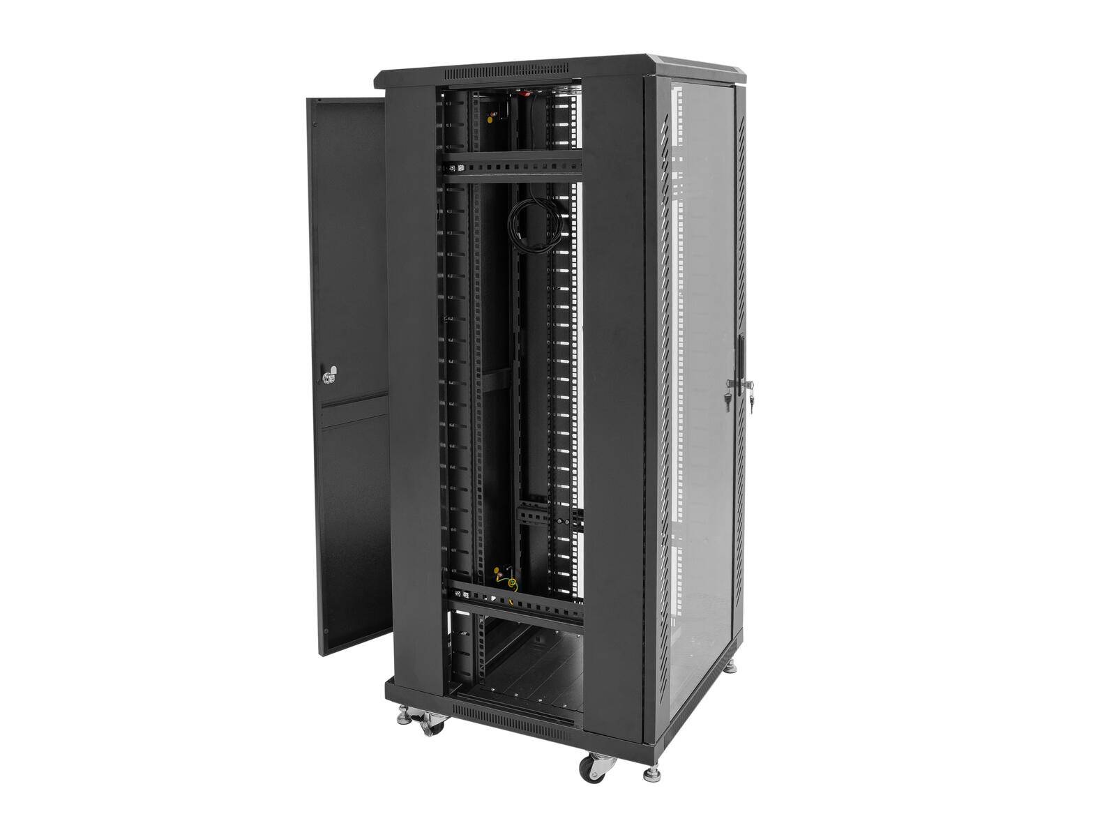 Ein schwarzes Serverrack mit offener Vorder- und Seitentür, das leere Einschübe und Kabelmanagement-Panels zeigt und für die Speicherung von IT-Ausrüstung geeignet ist.