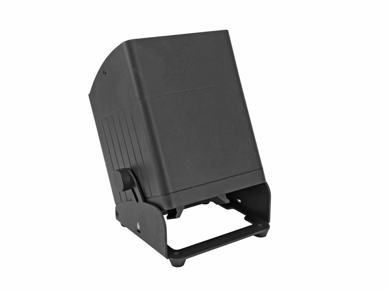 Eine schwarze, rechteckige industrielle Beleuchtungsarmatur mit geneigtem Design, geeignet für architektonische oder Außenbeleuchtungsanwendungen.