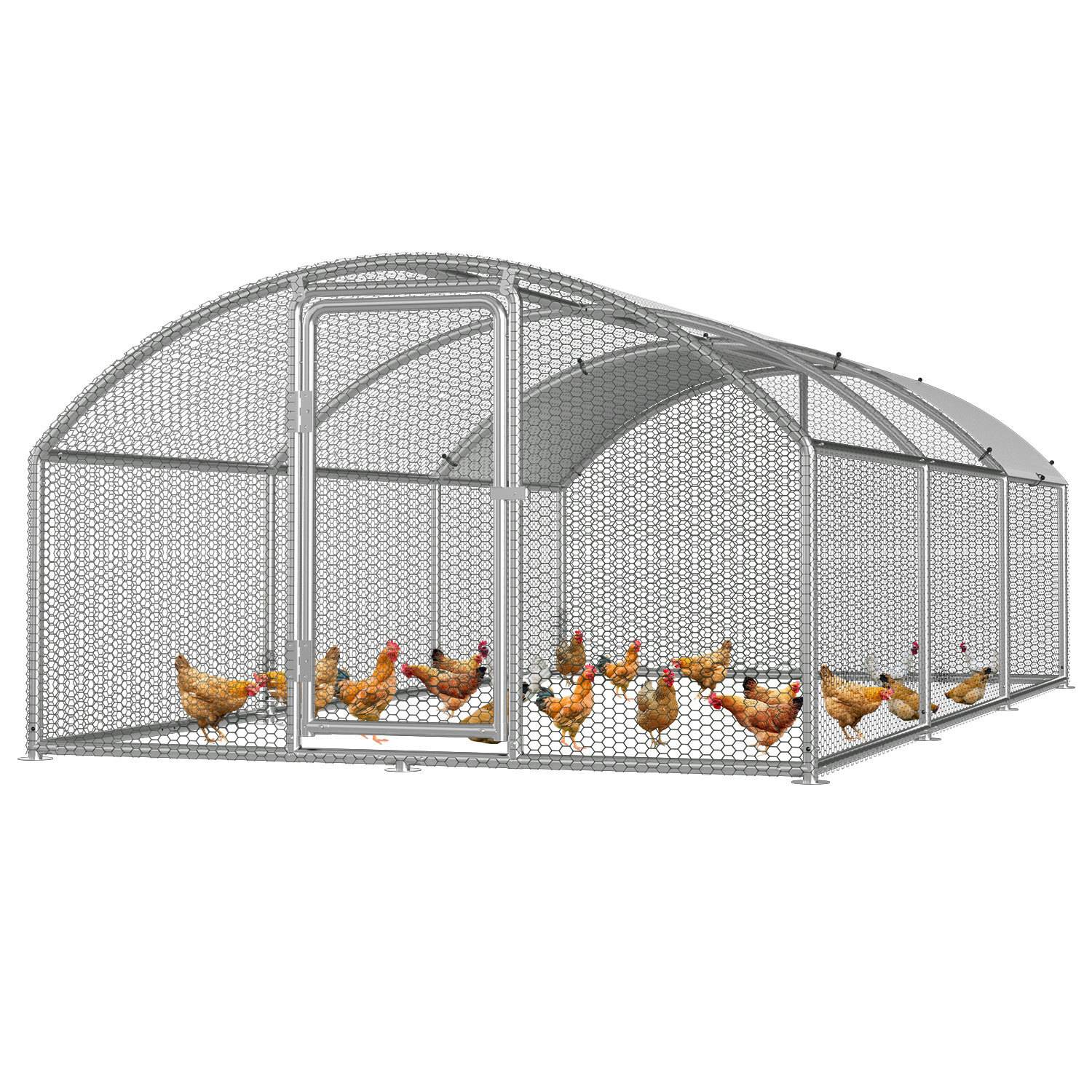 Darstellung eines großen, metallenen Hühnerstalls mit einem gewölbten Dach, in dem mehrere Hühner untergebracht sind. Der Stall ist von einem Maschendrahtzaun umgeben.