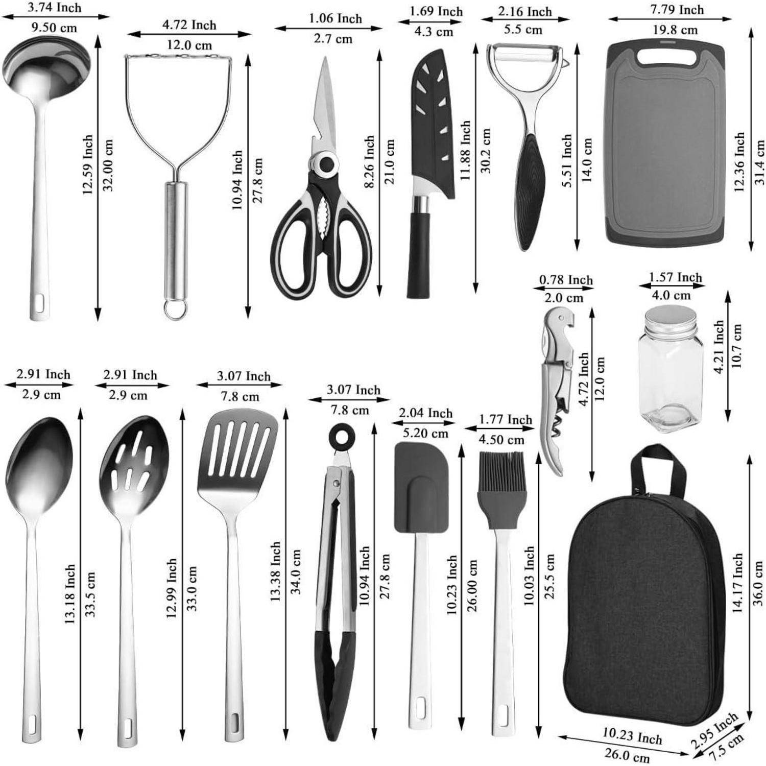 Ein detailliertes Bild verschiedener Küchenutensilien, darunter eine Schöpfkelle, ein Kartoffelstampfer, eine Schere und ein Chefmesser, wobei jedes Utensil mit Maßangaben beschriftet ist. Eine Tragetasche ist zu sehen, was darauf hindeutet, dass es sich um ein Reise-Küchenset handelt.