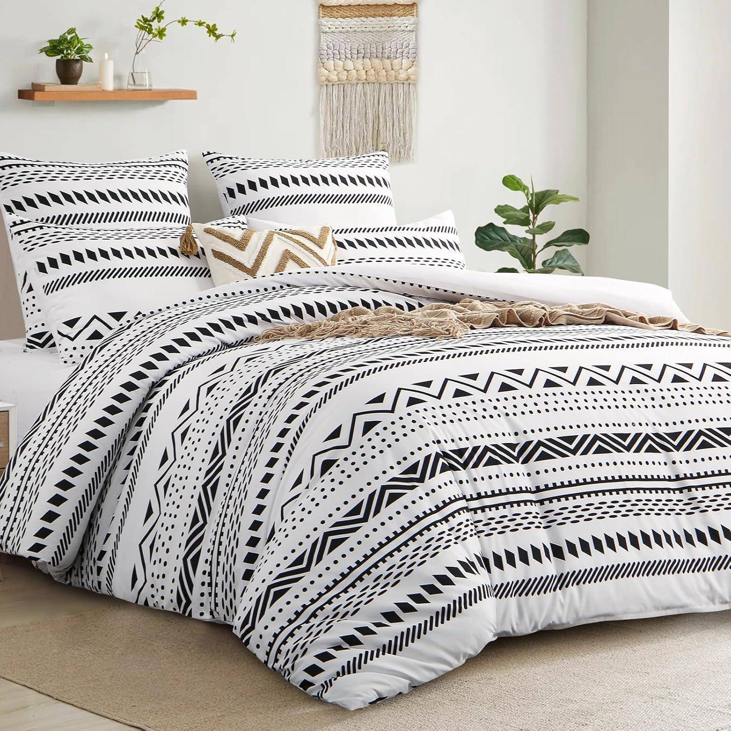 Ein ordentlich gemachtes Bett mit schwarz-weißer geometrischer Bettwäsche, zwei gestreiften Kissen, einer Pflanze und Wanddekoration in einem gemütlichen Schlafzimmer.