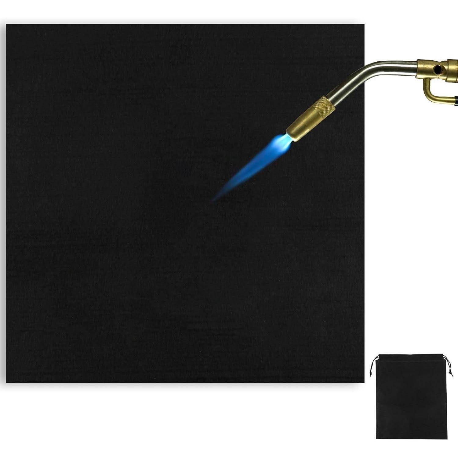 Eine schwarze Keramikfaser-Schweißdecke mit einem Brenner, der eine blaue Flamme ausstößt.