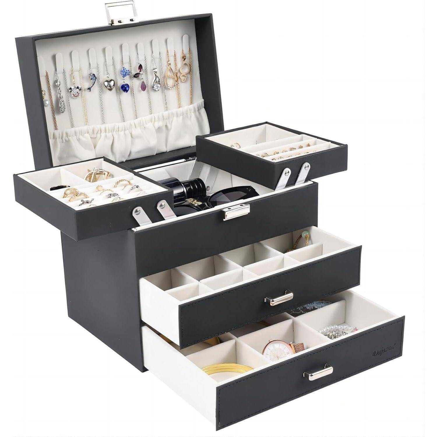 Eine offene mehrschichtige Schmuckschatulle mit Halsketten, Ringen, Armbändern und Ohrringen, in Fächern und an Haken organisiert.