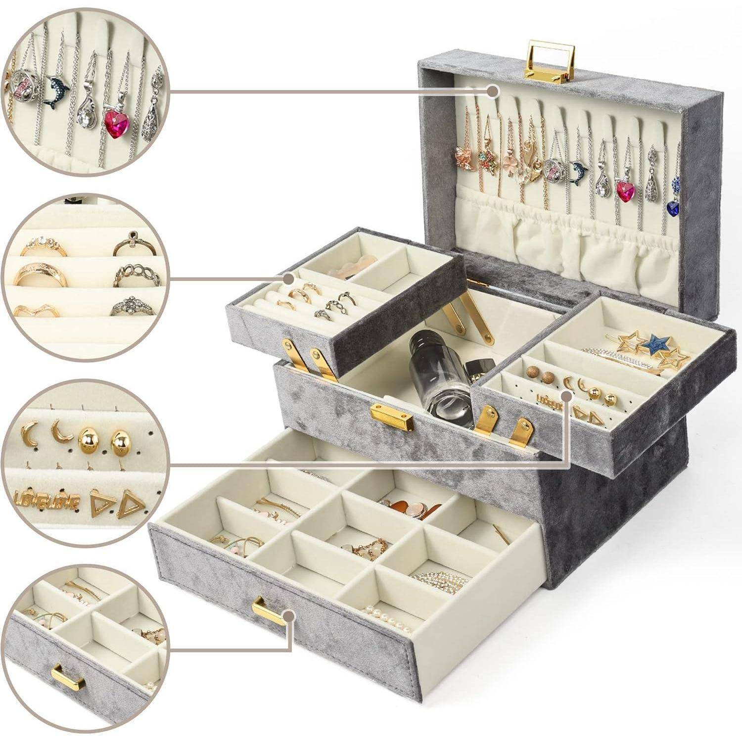 Geöffnete Samtkiste für Schmuck mit mehreren Fächern, in denen Ringe, Ohrringe, Halsketten und eine Uhr sorgfältig und übersichtlich angeordnet sind.