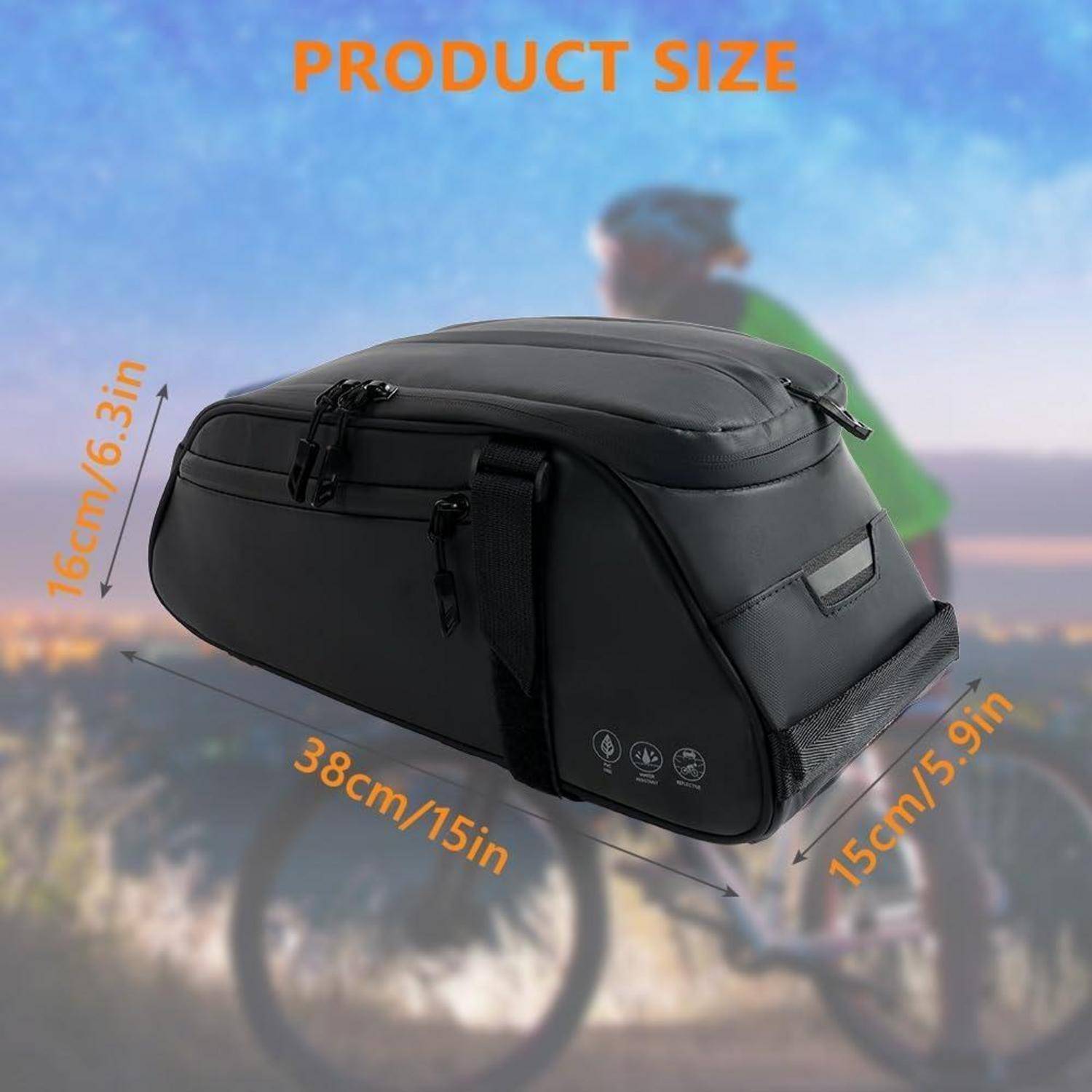 Eine schwarze Fahrrad-Satteltasche mit Abmessungen von 38 cm/15 Zoll Länge, 16 cm/6,3 Zoll Höhe und 15 cm/5,9 Zoll Breite, vor einem unscharfen Fahrradhintergrund.