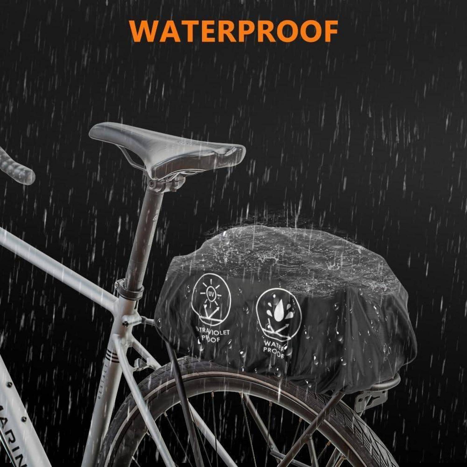 Ein Fahrrad mit einer wasserdichten Abdeckung über dem Sattel und dem Hinterrad. Regen fällt und unterstreicht die wasserabweisende Eigenschaft der Abdeckung.