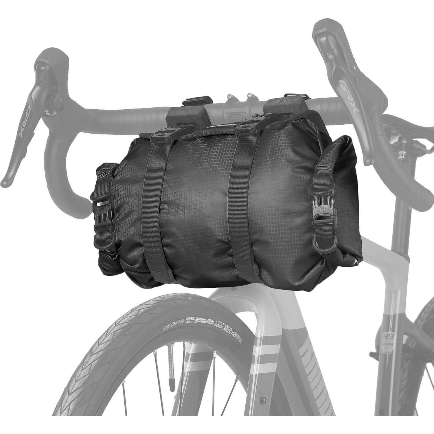 Eine schwarze, kompakte Lenkertasche, die an einem Fahrrad befestigt ist und sich zum Transportieren von Ausrüstung während Radtouren eignet.