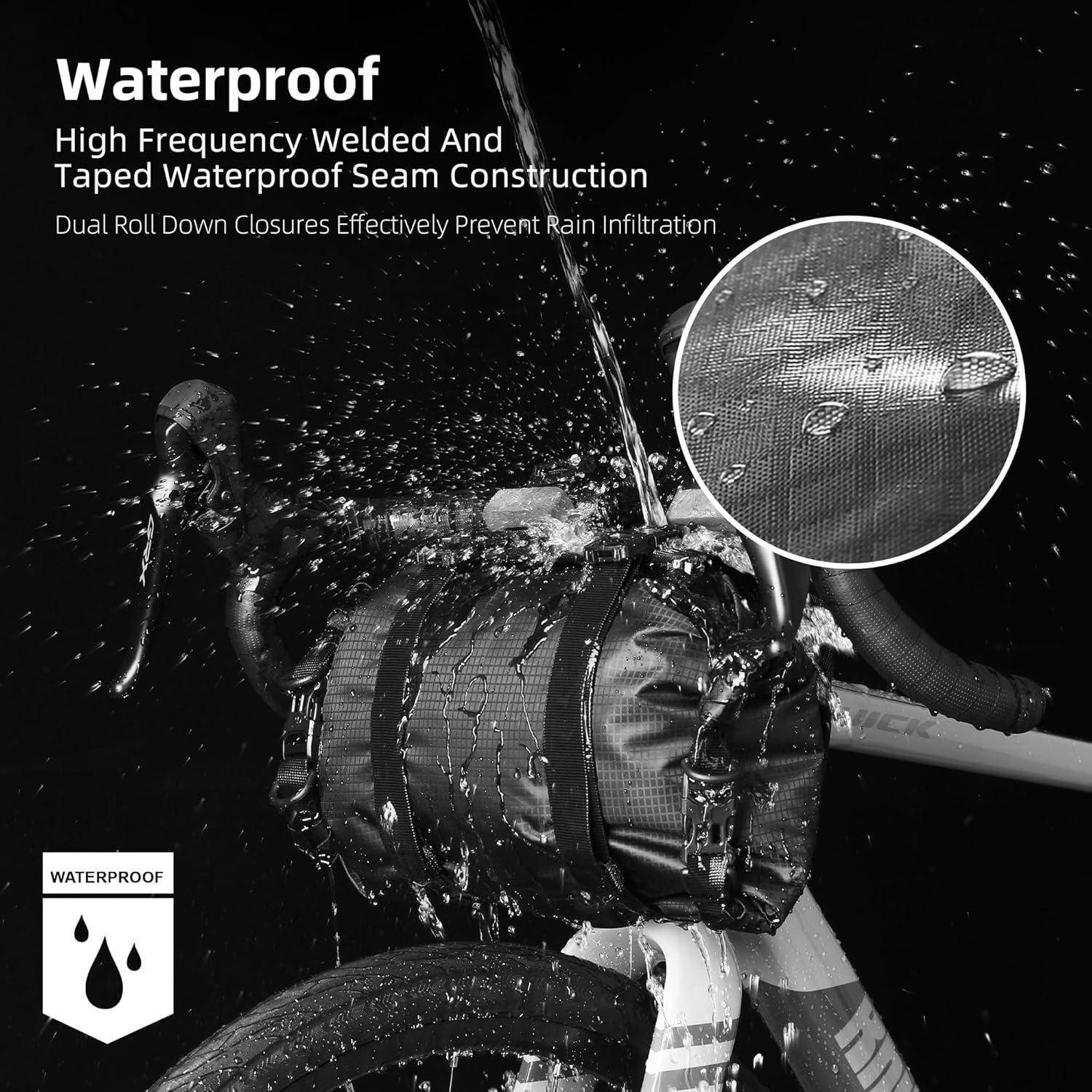 Eine Fahrradtasche wird bei starkem Regen gezeigt und demonstriert ihre wasserdichten Eigenschaften mit hochfrequent geschweißter und abgedichteter wasserdichter Nahtenkonstruktion.