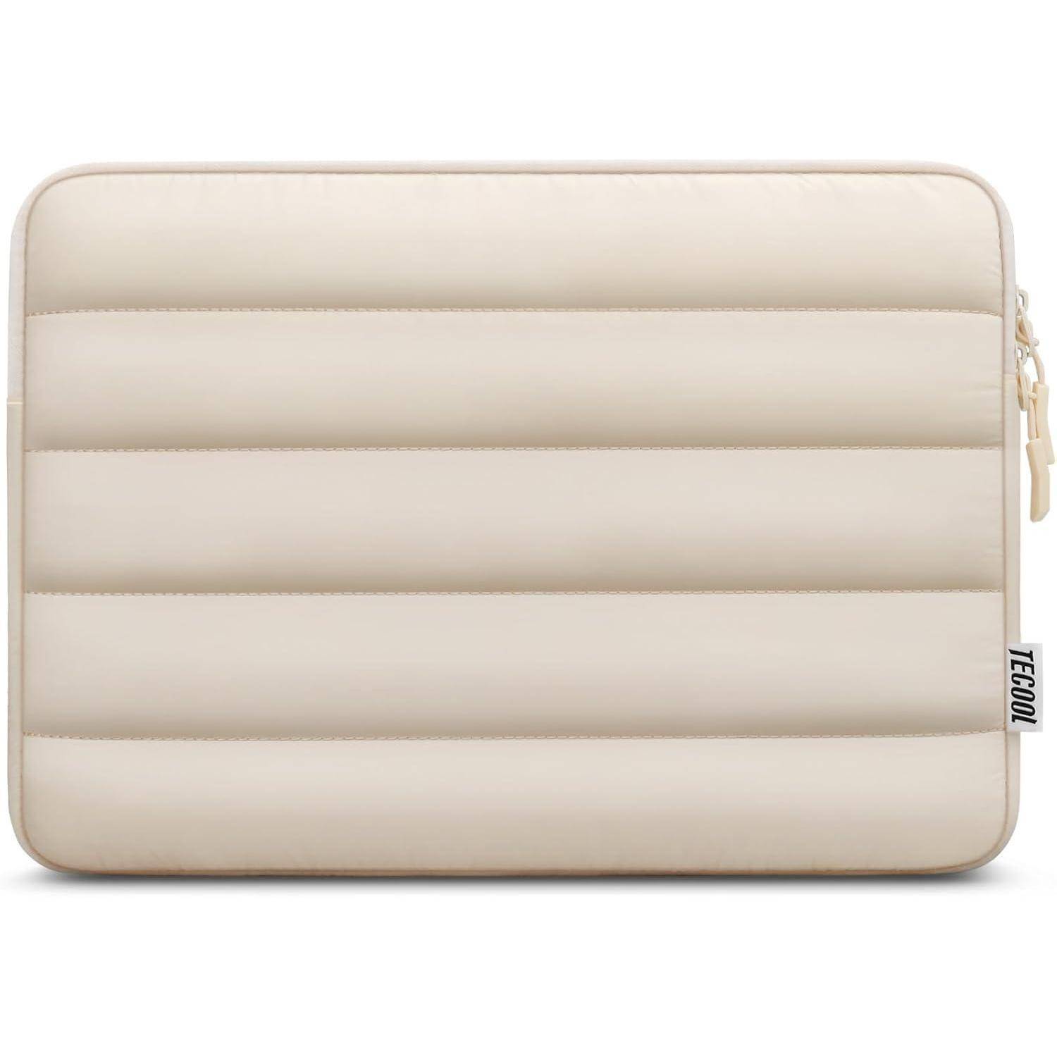 Eine beige gepolsterte Laptophülle mit horizontalen Ziernähten und einem Reißverschluss. Ein kleines Etikett an der Seite trägt die Aufschrift ‚TECOOL.