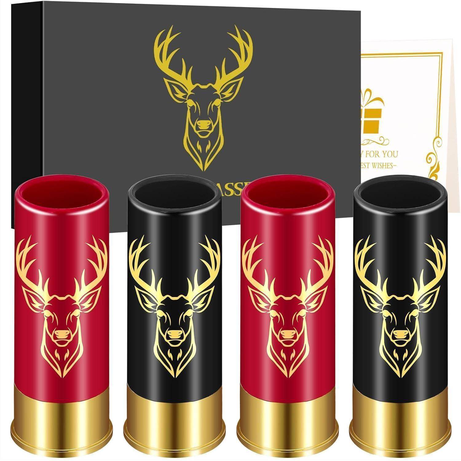 Jagdpatronenglas-Set in Rot und Schwarz mit goldener Hirsch-Gravur, vier Gläser in einer schwarzen Geschenkbox mit demselben Emblem.