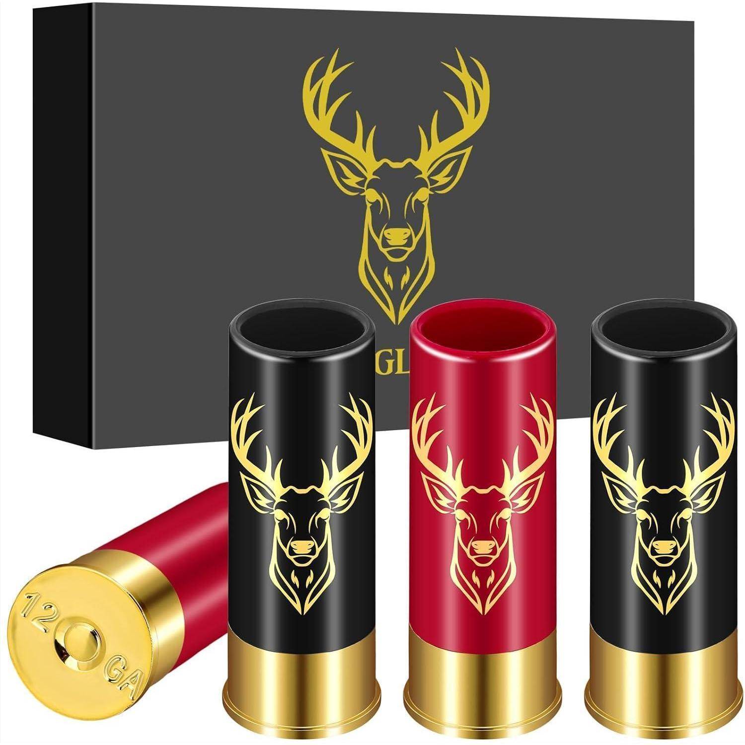 Drei dekorative Schrotpatronennachbildungen in Rot und Schwarz mit goldenen Hirschlogos lehnen an einer dunklen Box, die dasselbe Hirschlogo trägt.