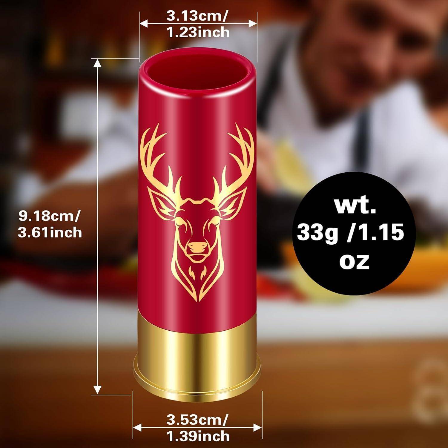 Rote und goldene Zylindertasse mit Hirschillustration, Abmessungen: 9,18 cm x 3,13 cm, Gewicht: 33 g/1,15 oz; Person im Hintergrund unscharf.