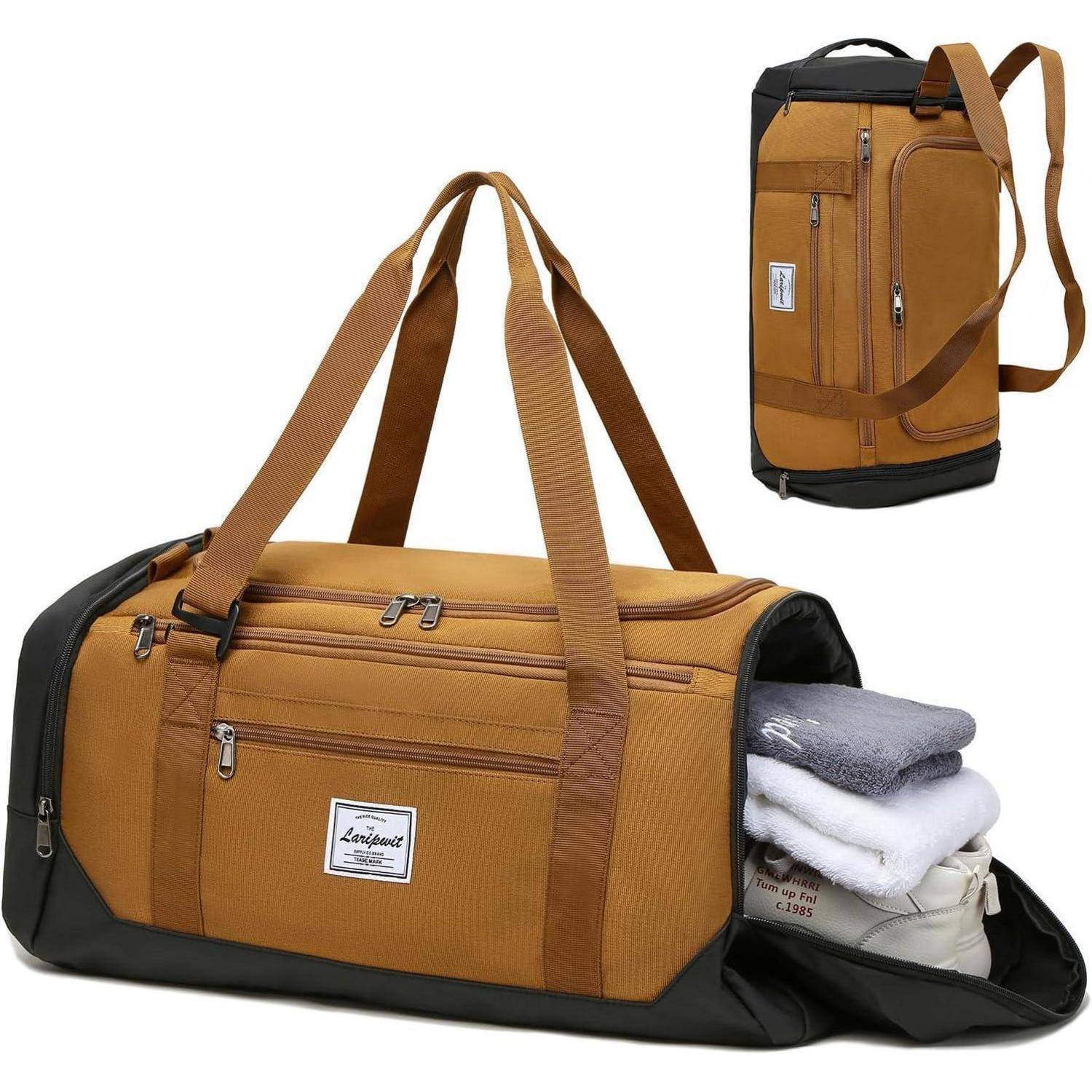 Braune und schwarze Reisetasche mit mehreren Fächern, einschließlich einer sichtbaren Seitentasche, in der Kleidung verstaut ist. Eine Tasche liegt flach, die andere steht aufrecht.