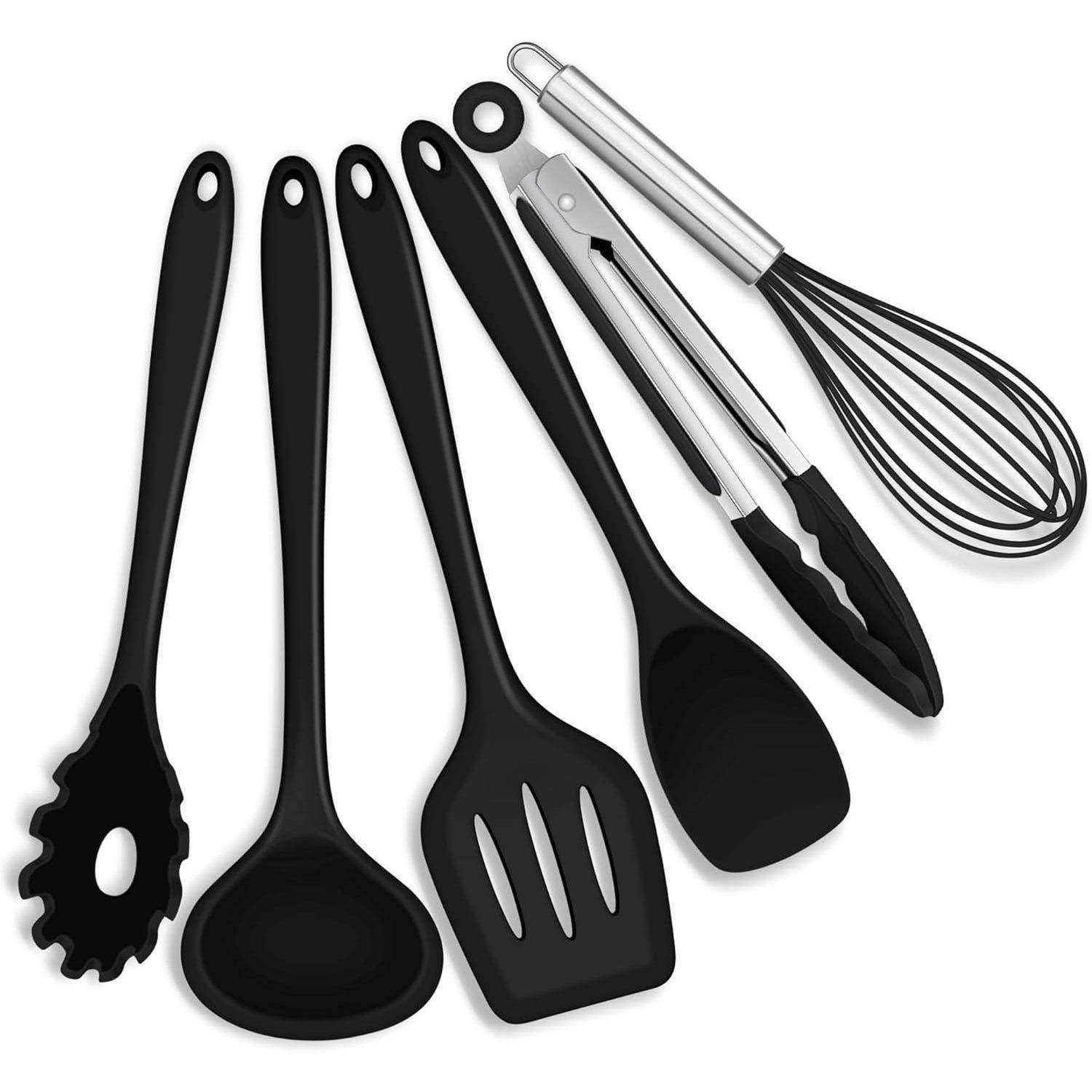Ein Set aus sechs schwarzen Küchenutensilien, bestehend aus einem Pastalöffel, einer Schöpfkelle, einem gelochten Pfannenwender, einem massiven Pfannenwender, einer Kochzange und einem Schneebesen.